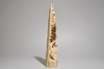 Une d&eacute;fense en ivoire sculpt&eacute; &agrave; d&eacute;cor d'une sc&egrave;ne de marriage, vers 1900